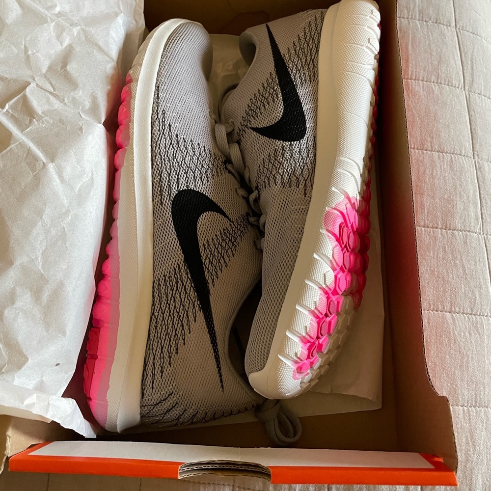 NEW Women’s Nike Flex Flury size 9.5. Color is grey